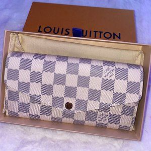 Louis Vuitton: Sarah Wallet Canvas Beige